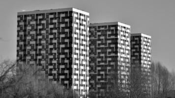 fragmento de el del edificio fachada con ventanas y balcones moderno Departamento edificios en un soleado día. fachada de un moderno residencial edificio. negro y blanco. foto