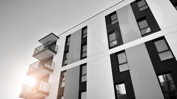 fragmento de el del edificio fachada con ventanas y balcones moderno Departamento edificios en un soleado día. fachada de un moderno residencial edificio. negro y blanco. foto