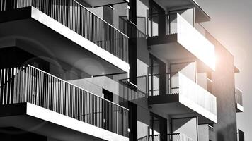 fragmento de un fachada de un edificio con ventanas y balcones moderno Departamento edificios en un soleado día. fachada de un moderno Departamento edificio. negro y blanco. foto