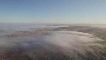 mist en wolken over- de woestijn in Namibië Aan een zonsondergang video