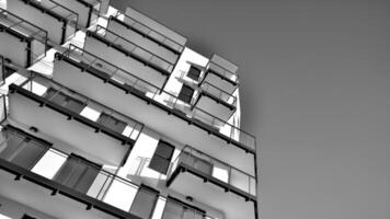 fragmento de un fachada de un edificio con ventanas y balcones moderno Departamento edificios en un soleado día. fachada de un moderno Departamento edificio. negro y blanco. foto