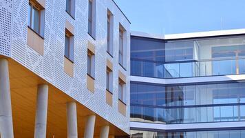 un Departamento edificio con un único arquitectónico solución. un moderno residencial edificio con un blanco fachada y en pie en alto hormigón pilares foto