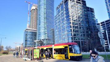 varsovia, Polonia. 7 7 marzo 2024. público transporte tranvía en el ciudad centrar en el Mañana en contra un antecedentes de moderno edificios foto