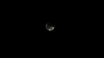 des nuages qui passe plus de plein lune video