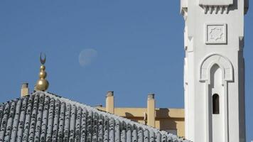 Fuengirola, Spagna, 2017 - Yamur su il tetto di un arabo moschea con pieno Luna sfondo video