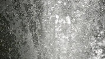 gotas y partículas de agua Moviente con fuerza debajo presión video