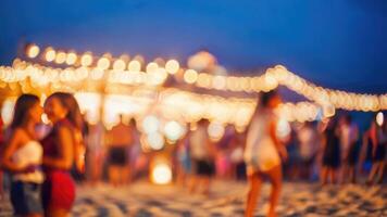 desenfocado personas es teniendo un playa fiesta a noche en el verano evento festival vacaciones en un borroso antecedentes foto
