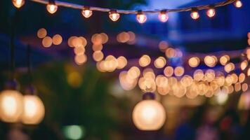 desenfocado restaurante con al aire libre cuerda luces en un borroso antecedentes foto