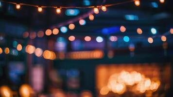 desenfocado restaurante con al aire libre cuerda luces en un borroso antecedentes foto