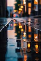 un calle a noche con luces y reflexiones foto