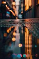 un calle a noche con luces y reflexiones foto