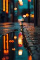 un calle a noche con luces y reflexiones foto