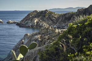 las montañas se encuentran con el mar foto