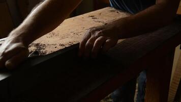 luthier sandning trä med en trä hyvlare till tillverkning en ny gitarr i arbetsplats video