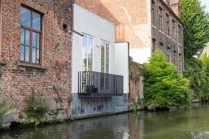 lado del canal urbano edificio con balcón foto