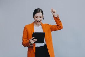 sonriente caucásico joven mujer niña persona de libre dedicación estudiante utilizando digital tableta, teniendo idea, señalando hacia arriba en espacio de copia, surf en social medios de comunicación, móvil aplicaciones, e-learning aislado en blanco foto