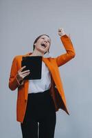 sonriente caucásico joven mujer niña persona de libre dedicación estudiante utilizando digital tableta, teniendo idea, señalando hacia arriba en espacio de copia, surf en social medios de comunicación, móvil aplicaciones, e-learning aislado en blanco foto