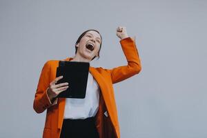 sonriente caucásico joven mujer niña persona de libre dedicación estudiante utilizando digital tableta, teniendo idea, señalando hacia arriba en espacio de copia, surf en social medios de comunicación, móvil aplicaciones, e-learning aislado en blanco foto