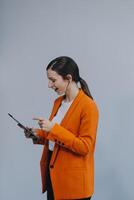 sonriente caucásico joven mujer niña persona de libre dedicación estudiante utilizando digital tableta, teniendo idea, señalando hacia arriba en espacio de copia, surf en social medios de comunicación, móvil aplicaciones, e-learning aislado en blanco foto