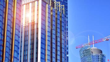 vaso edificio con transparente fachada de el edificio y azul cielo. estructural vaso pared reflejando azul cielo. foto