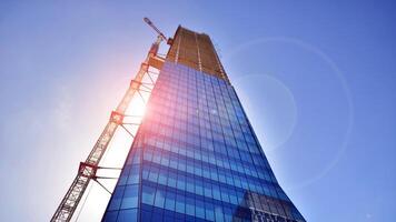 alto subir edificio debajo construcción. instalación de vaso fachada paneles en un reforzado hormigón estructura. foto