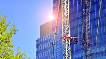 alto subir edificio debajo construcción. instalación de vaso fachada paneles en un reforzado hormigón estructura. foto