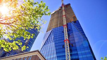 alto subir edificio debajo construcción. instalación de vaso fachada paneles en un reforzado hormigón estructura. foto