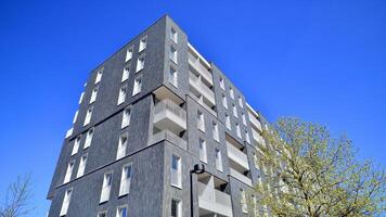 eco arquitectura. verde árbol y nuevo residencial edificio. armonía de naturaleza y modernidad. moderno Departamento edificio con nuevo apartamentos en un verde residencial área. foto