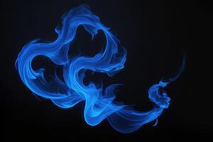 azul llamas en un negro antecedentes foto