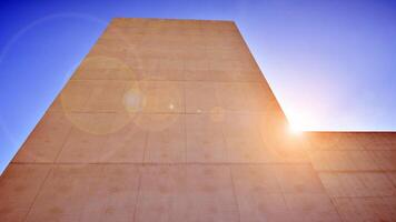 luz de sol y sombra en superficie de blanco hormigón edificio pared en contra azul cielo fondo, geométrico exterior arquitectura en mínimo calle fotografía estilo foto