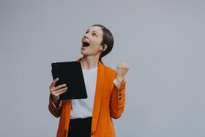 sonriente caucásico joven mujer niña persona de libre dedicación estudiante utilizando digital tableta, teniendo idea, señalando hacia arriba en espacio de copia, surf en social medios de comunicación, móvil aplicaciones, e-learning aislado en blanco foto