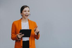 sonriente caucásico joven mujer niña persona de libre dedicación estudiante utilizando digital tableta, teniendo idea, señalando hacia arriba en espacio de copia, surf en social medios de comunicación, móvil aplicaciones, e-learning aislado en blanco foto