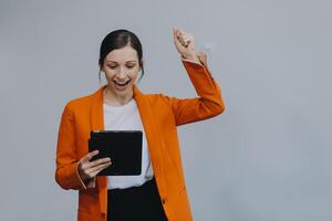 sonriente caucásico joven mujer niña persona de libre dedicación estudiante utilizando digital tableta, teniendo idea, señalando hacia arriba en espacio de copia, surf en social medios de comunicación, móvil aplicaciones, e-learning aislado en blanco foto