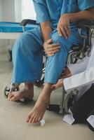 joven fisioterapeuta asiática que trabaja con una anciana caminando con un andador foto