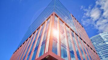 vaso edificio con transparente fachada de el edificio y azul cielo. estructural vaso pared reflejando azul cielo. resumen moderno arquitectura fragmento. contemporáneo arquitectónico antecedentes. foto