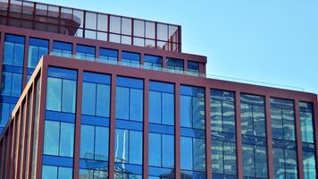 vaso edificio con transparente fachada de el edificio y azul cielo. estructural vaso pared reflejando azul cielo. resumen moderno arquitectura fragmento. contemporáneo arquitectónico antecedentes. foto