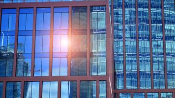 vaso edificio con transparente fachada de el edificio y azul cielo. estructural vaso pared reflejando azul cielo. resumen moderno arquitectura fragmento. contemporáneo arquitectónico antecedentes. foto