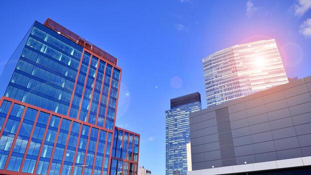 vaso edificio con transparente fachada de el edificio y azul cielo. estructural vaso pared reflejando azul cielo. resumen moderno arquitectura fragmento. contemporáneo arquitectónico antecedentes. foto