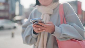vrouw Holding een smartphone, werken Aan digitaal communicatie video