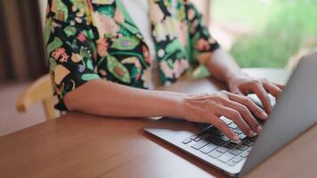 fechar-se do mãos trabalhando em computador portátil usando mãos digitando em teclado. video