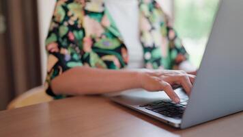 händer arbetssätt på bärbar dator använder sig av händer skriver på tangentbord. video