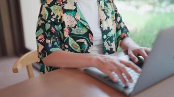 bedrijf vrouw typen Aan laptop Bij koffie winkel tafel ze zijn waarschijnlijk werken Aan een bedrijf project. video