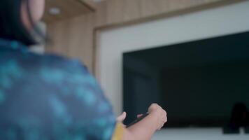 vrouw handen aan het kijken televisie in hotel met TV scherm en modern technologie video