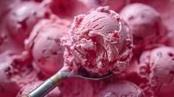 bucear dentro un mundo de sabor con esta fresa hielo crema, un cucharón de alegría, café menú foto