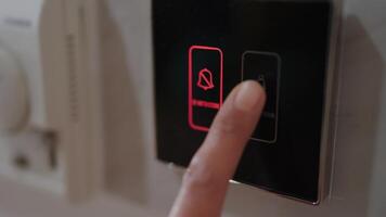 Hand halten ein Schalter zu Steuerung ein Digital Gerät ein Frau ist bleiben beim ein Hotel und will zu Anruf Haushalt. video