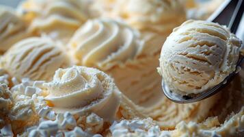 saludable y delicioso, un Perfecto cucharón de vainilla hielo crema con Fresco baya acentos foto