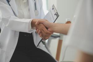 manos de desconocido doctora tranquilizador su hembra paciente, de cerca. medicina concepto foto