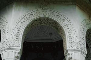 Roca arco en un blanco antecedentes. Entrada puerta foto