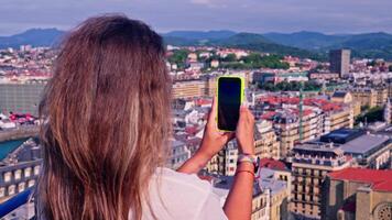 Frau nehmen Bild von Stadt mit Zelle Telefon video