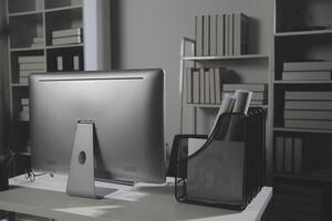 ordenador portátil computadora con abrió tapa en mesa en reunión habitación de oficina espacio de trabajo foto